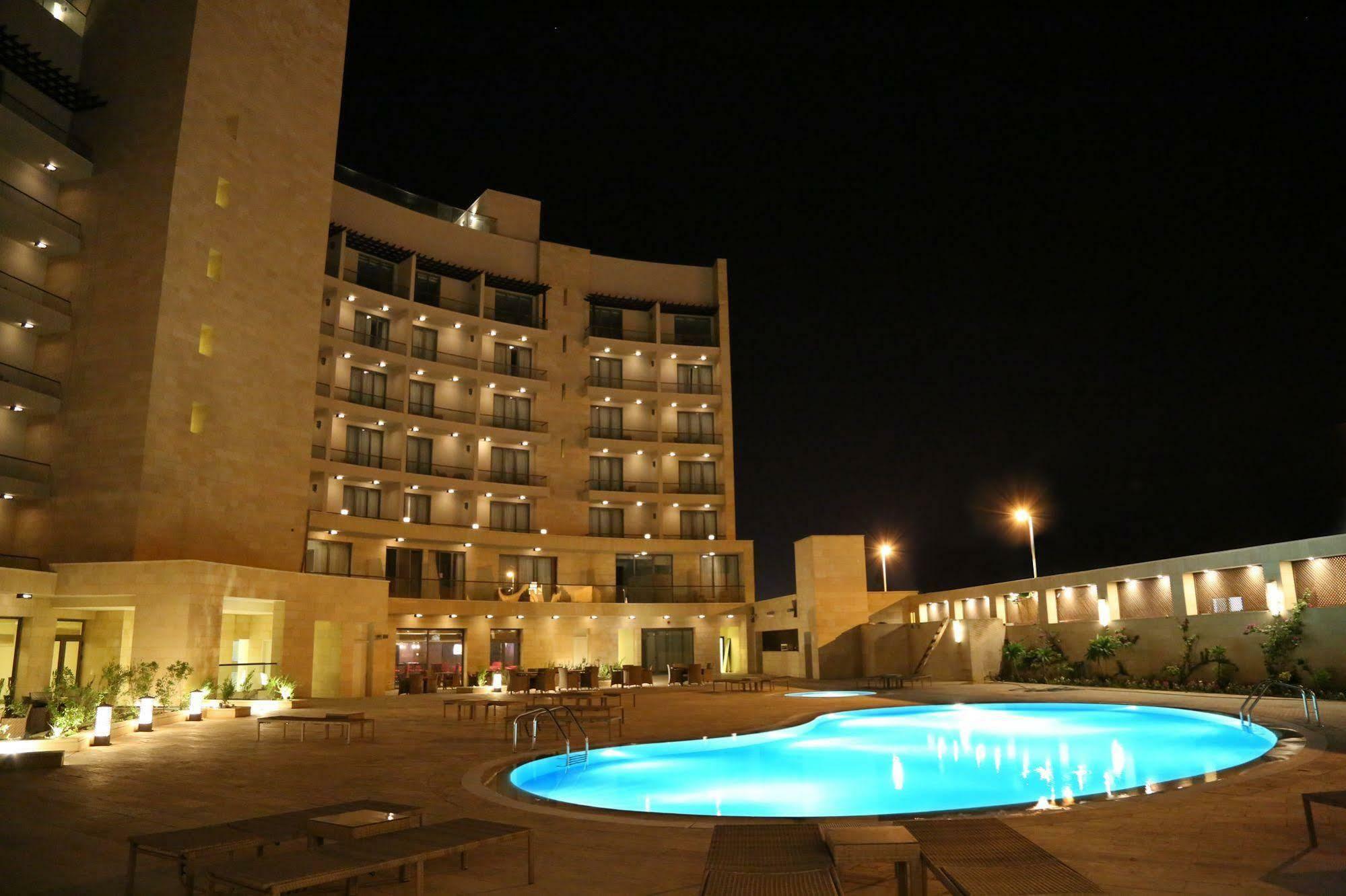 Oryx Hotel Aqaba Exterior photo The pool at the Grand Hotel