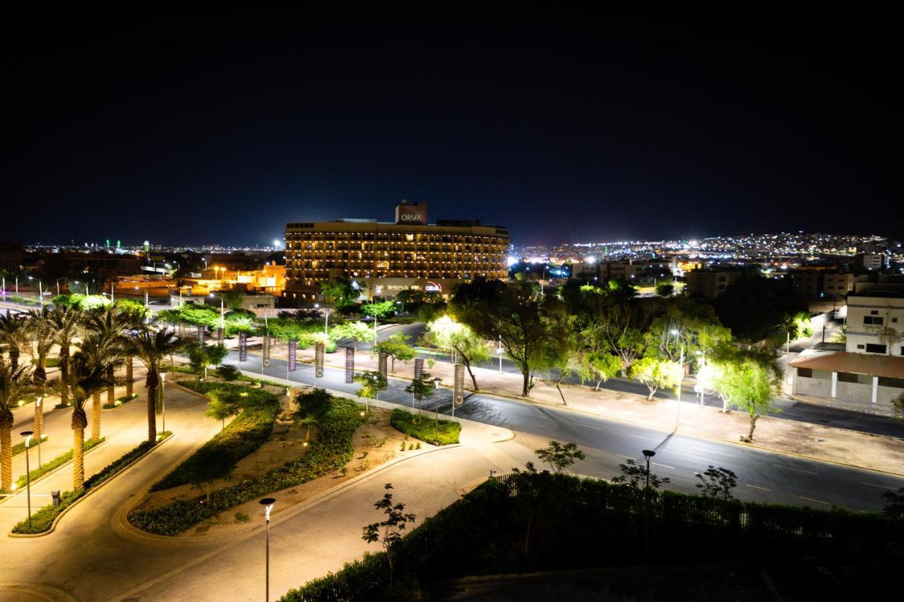 Oryx Hotel Aqaba Exterior photo The campus at night